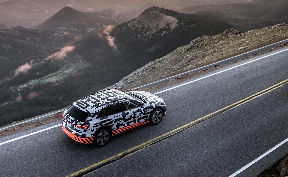 17 сентября в Сан-Франциско компания Audi представит серийный электрокроссовер кроссовер E-Tron.